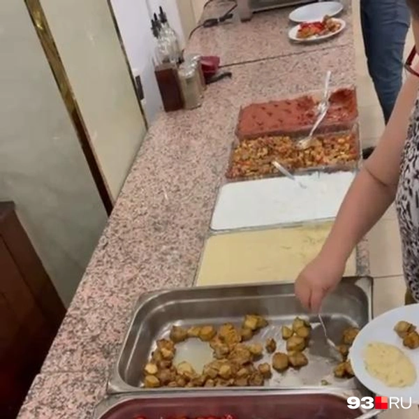 В связи с задержкой рейса пассажиров кормили | Источник: 93.RU
