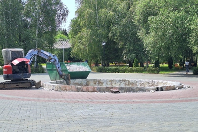 В Кургане начали ремонт фонтана в горсаду