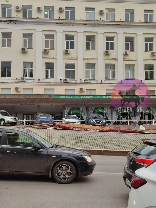 Некоторые посчитали, что это забор, но очевидцы настаивают — летело с крыши | Источник: Ufa_rb / Telegram