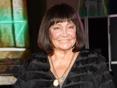 83-летняя Лариса Лужина вспомнила, как хотела сделать круговую подтяжку, но врачи отговорили
