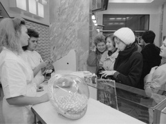 Сворачивали марлю, шили резиновые трусы: как советские женщины переживали месячные
