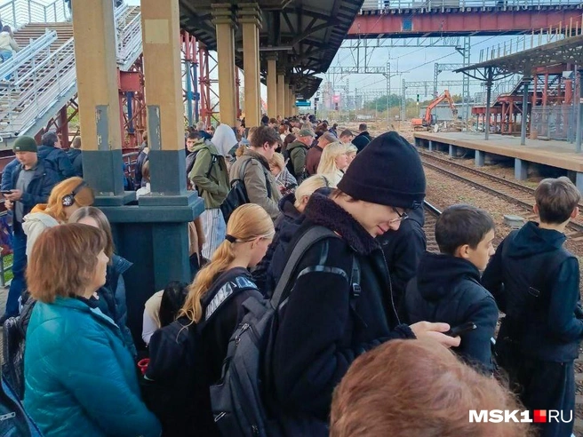 Пассажиры вынуждены толпиться на платформах в ожидании своего поезда | Источник: читатель MSK1.RU
