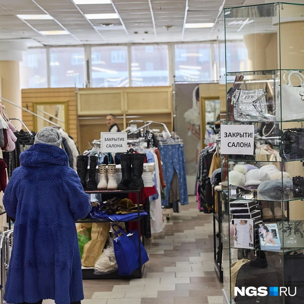 В магазине одежды можно найти вещи со скидкой в 50%. Новое помещение владелец еще не подобрал, но пообещал связаться с постоянными клиентами, как только найдет | Источник: Александр Ощепков / NGS.RU