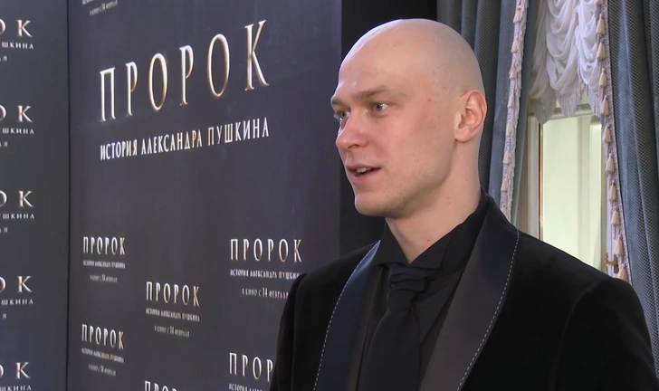 В бархатном фраке и на карете: Юра Борисов эффектно появился на премьере фильма «Пророк»