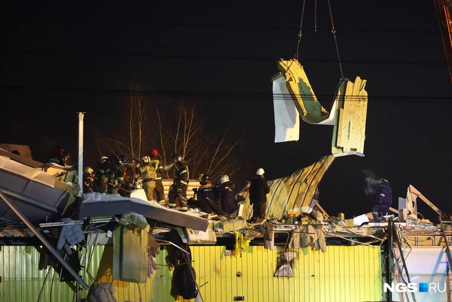 Под обломками нашли двух женщин. Их доставили в больницу | Источник: Александр Ощепков / NGS.RU