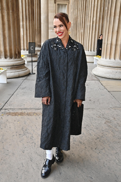 Лили Джеймс оголила пресс, Эшли Грэм вернулась к женственности: звезды на Неделе моды в Лондоне