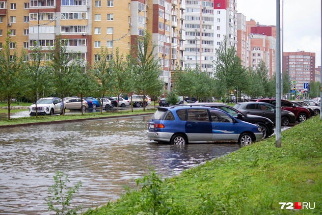 Водная парковка у дороги  | Источник: Павел Красоткин / 72.RU