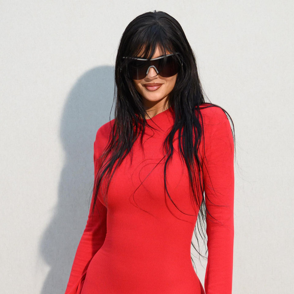 Роковая красотка: Кайли Дженнер появилась на Неделе моды в Париже в сексуальном красном платье
