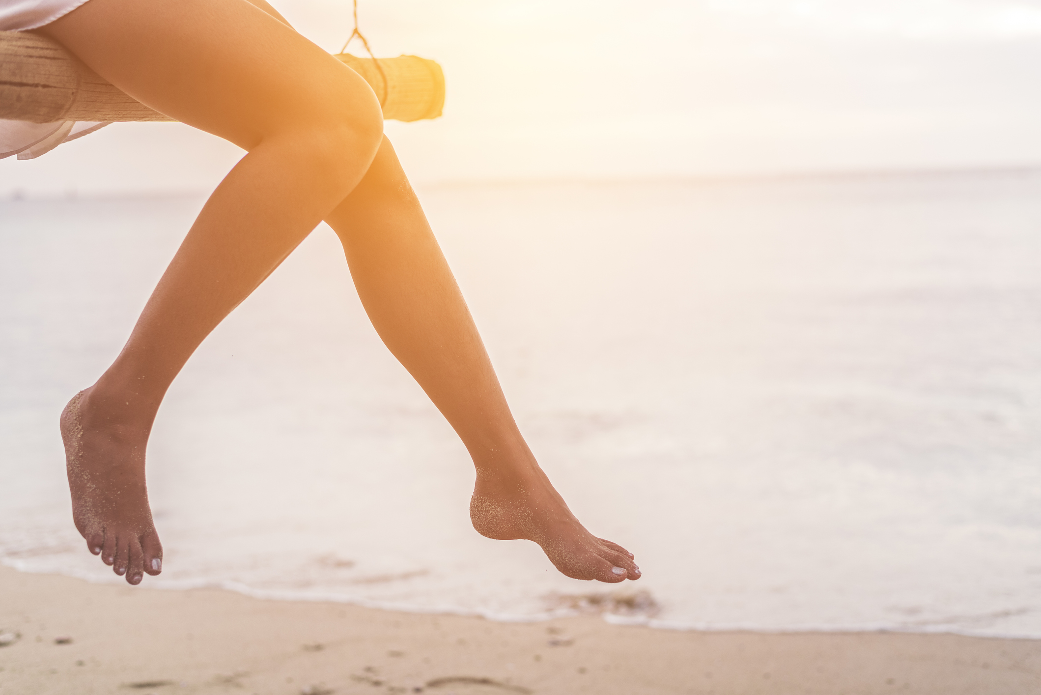 Скучающая нога. Красивые Здоровые ноги. Ноги на пляже. Легкость в ногах. Женские стопы на пляже.