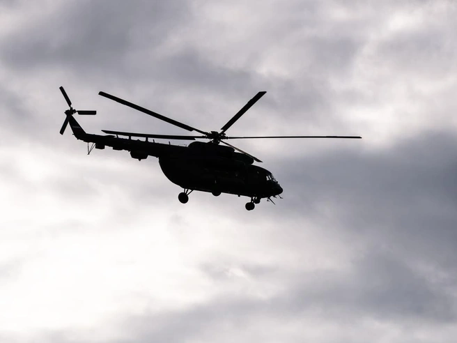 Экипаж разбившегося в Орловской области Ми-8 пожертвовал собой, уводя вертолет от домов | Источник: camptoloma / iStock