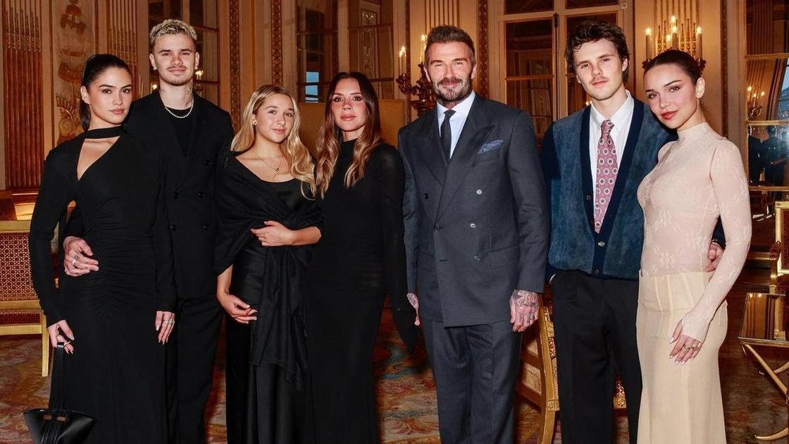 Первый выход Бекхэмов после скандала с сыном Бруклином&nbsp;&mdash; все сплотились вокруг Виктории