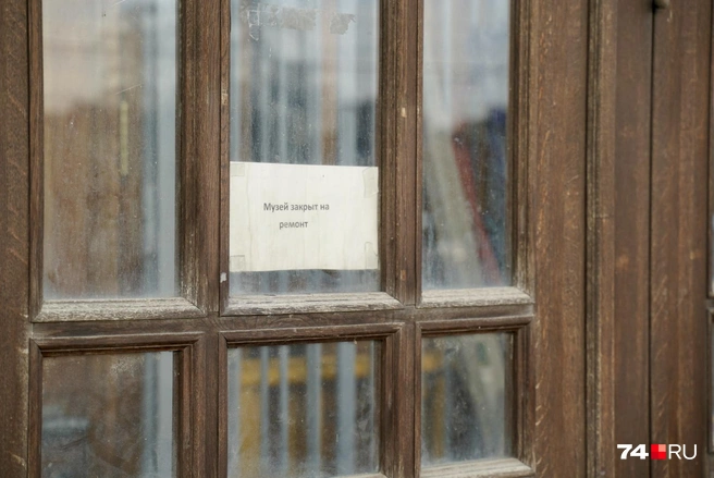 Объявление «украшает» вход так долго, что начало выцветать | Источник: Михаил Шилкин