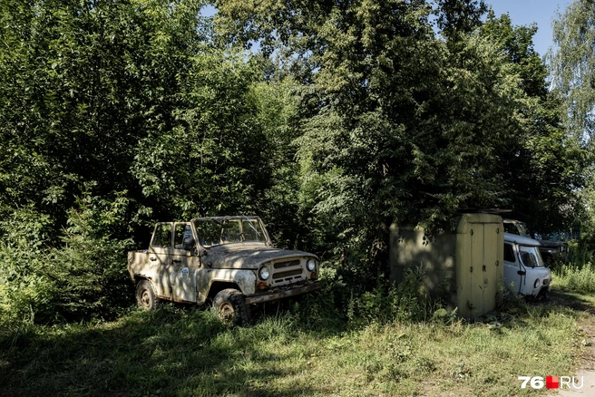 Парк старой техники притаился в тени деревьев | Источник: Александр Куренной / 76.RU