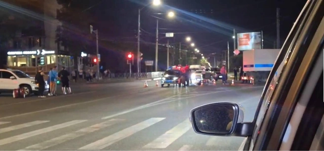 В Краснодаре полицейский автозак насмерть сбил доставщика еды | Источник: Ирина Борс / 93.ru
