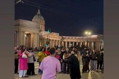 Горячий танец представительницы серебряного возраста на Невском