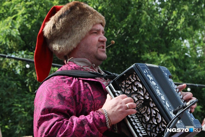 Дальше началась историческая реконструкция в виде небольшого выступления с музыкой и танцами | Источник: Варвара Фролова / NGS70.RU