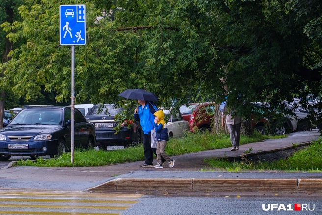 Прогулка под дождем тоже прогулка | Источник: Булат Салихов / UFA1.RU