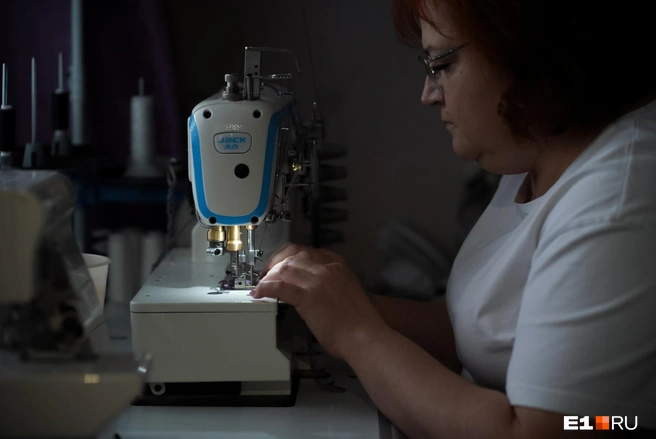 Дома у Нины оверлок и две швейных машинки, одна из них промышленная | Источник: Елена Елизарова / E1.RU