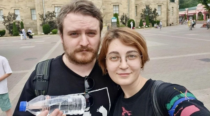 Анна моложе мужа на три года