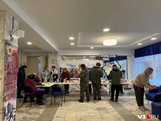В пунктах временного размещения эвакуированных обеспечивали питанием и напитками | Источник: Елена Рублева / V1.RU