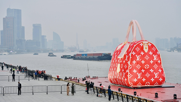 Гигантская сумка Louis Vuitton плавает по реке Хуанпу в Шанхае
