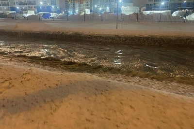 Канализационная авария в ЖК «Венеция» превратила улицу в реку