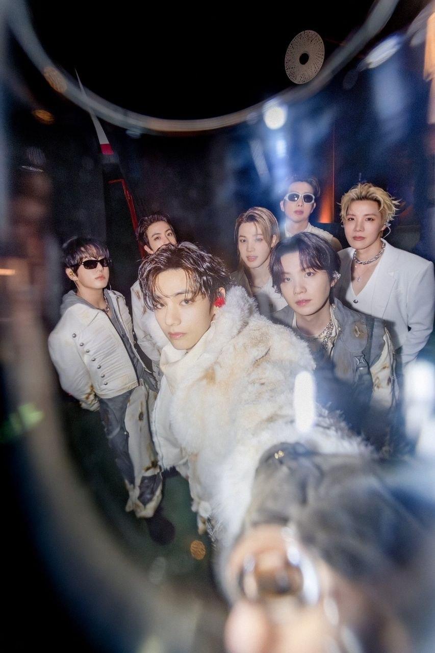«GD проложил путь для k-pop»: слова Дэсона разожгли спор между фанатами BIGBANG и BTS