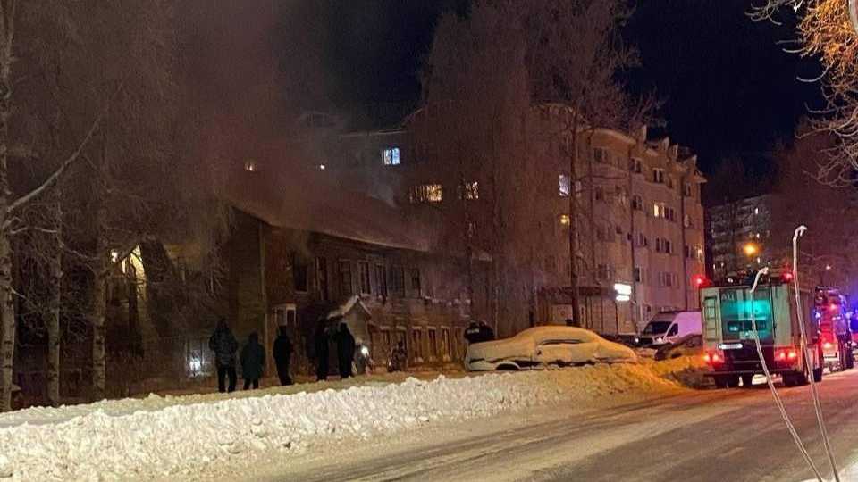 Пламя вырывалось из окон: в центре Архангельска полыхал деревянный дом