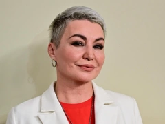 Лель — недовольным из-за присвоения ей звания заслуженной артистки: «Кто из русскоязычных людей достиг мирового успеха?»