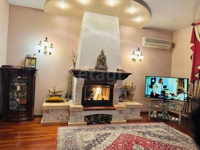 До метро «Площадь Ленина» — около шести минут пешком