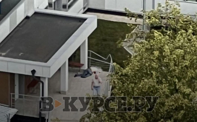 Жильцы обнаружили выпавшего человека возле подъезда | Источник: «В курсе.ру»