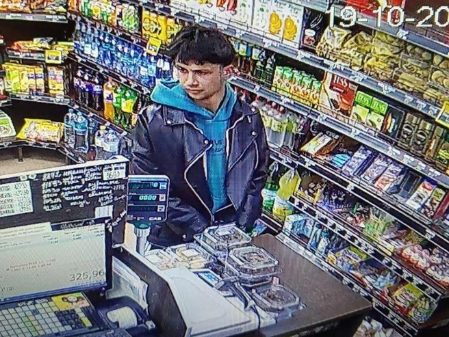 Перед исчезновением Данила зафиксировали камеры наблюдения в одном из продуктовых магазинов. | Источник: Оля Демина / Vk.com