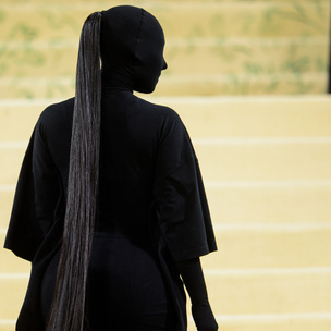 Узнай, какой макияж Ким Кардашьян скрывала под маской на Met Gala 2021 👀