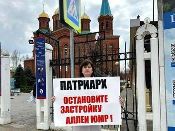 Еще один пикет пройшел возле храма Рождества Христова в ЮМР | Источник: 93.RU