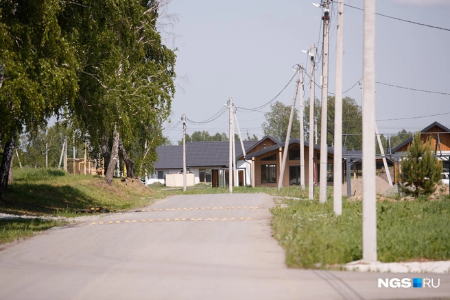 По первым ощущениям в поселке ничем посторонним не пахнет. Ощущаются запахи свежескошенной травы и леса | Источник: Андрей Бортко / NGS.RU
