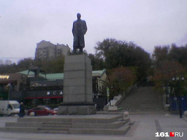 Чтобы понять, что это памятник Горькому, надо знать, что это памятник Горькому | Источник: Евгений Вдовин / 161.RU