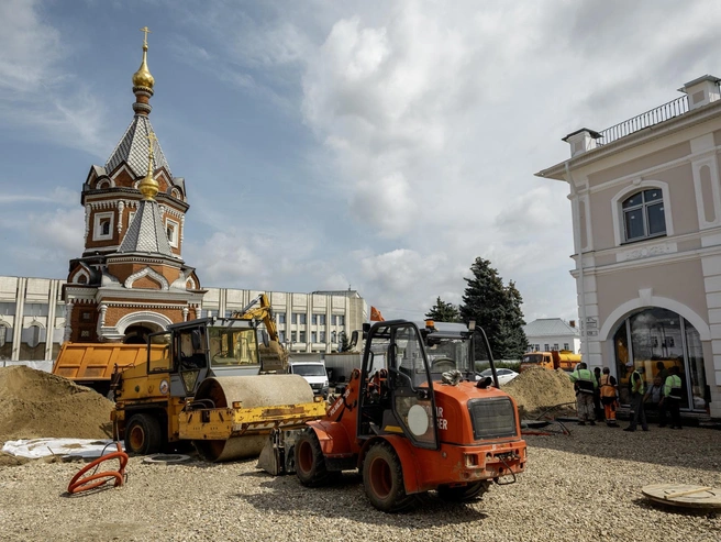 Спецтехника стоит на пересечении Депутатской и Андропова | Источник: Александр Куренной / 76.RU