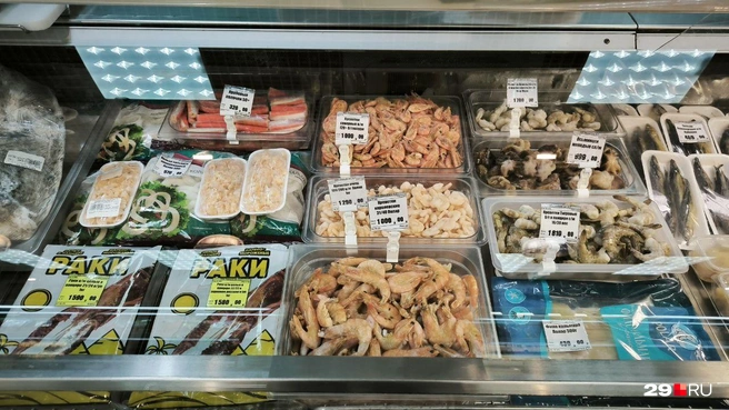 Креветки — от 1000 руб. до 1810 руб. за кг. Осьминоги — 999 руб. Раки — 1590 руб. за упаковку. | Источник: Юрий Скородумов