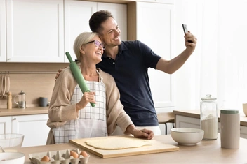 «Сын шутит, что мы не его родители. Надо ли рассказать, что он родился от донорской яйцеклетки?»