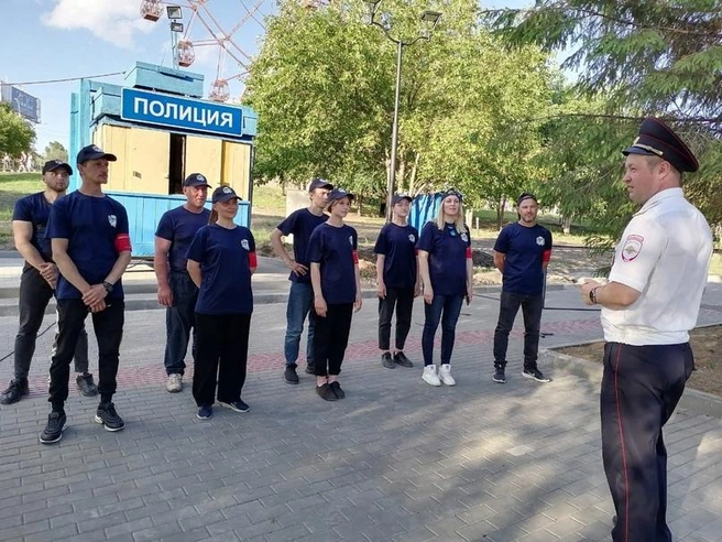Дружинники плотно сотрудничали с полицейскими, которые регулярно проводили активистам инструктаж | Источник: vk.com / Штаб народных дружин города Новосибирска