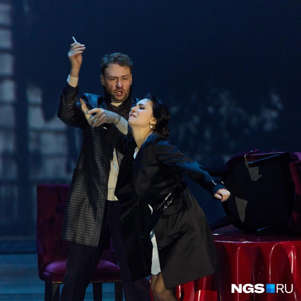 В середине Мими появляется в черно-белом образе | Источник: Александр Ощепков / NGS.RU