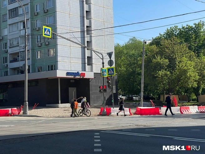 Рабочие сняли асфальт с тротуаров | Источник: Екатерина Фадеева / MSK1.RU