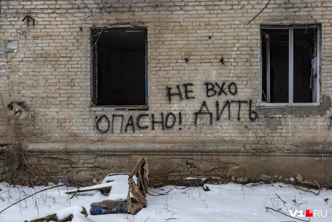 Предупреждение об опасности встречает каждого, кто хочет зайти в разграбленные, замусоренные и много раз горевшие помещения | Источник: Константин Завриков / V1.RU