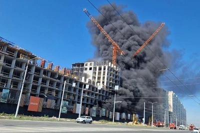 В Кузьминках загорелась стройка: столб черного дыма