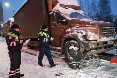 В Казани эвакуируют грузовики, брошенные под запрещающими знаками