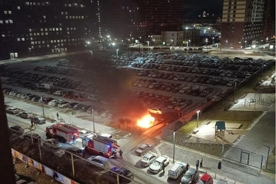 Автомобиль Audi A5 сгорел во дворе ЖК в Екатеринбурге. Видео