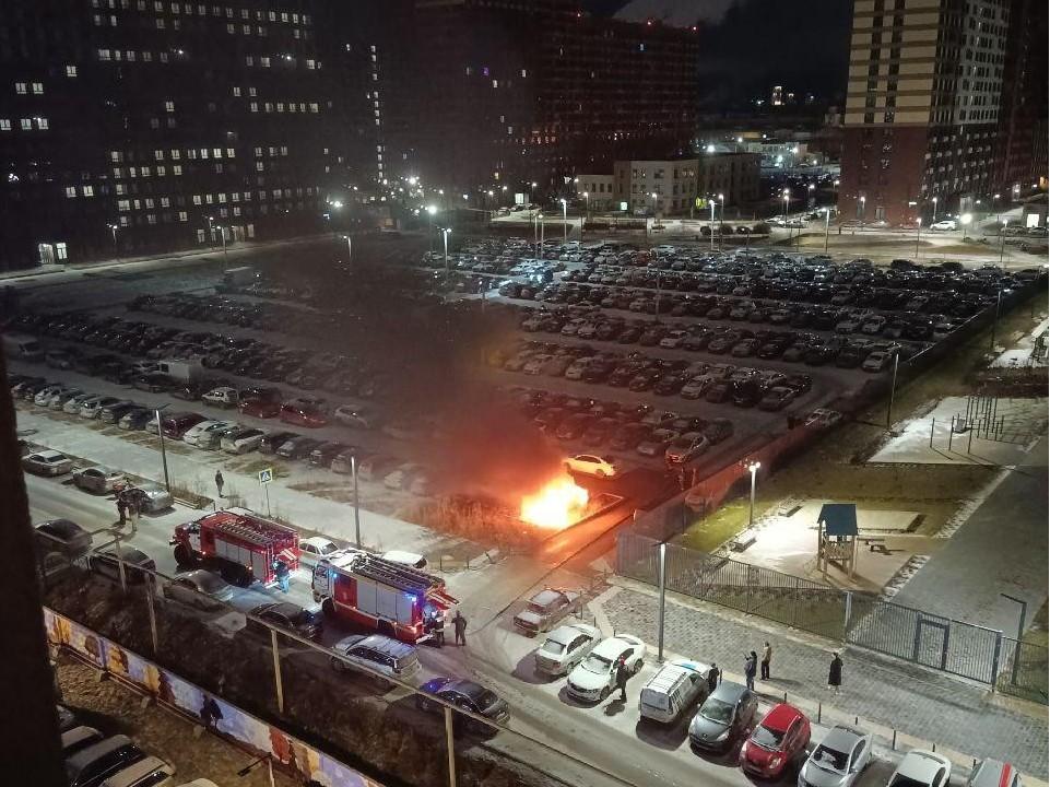 Автомобиль Audi A5 загорелся во дворе ЖК в Екатеринбурге