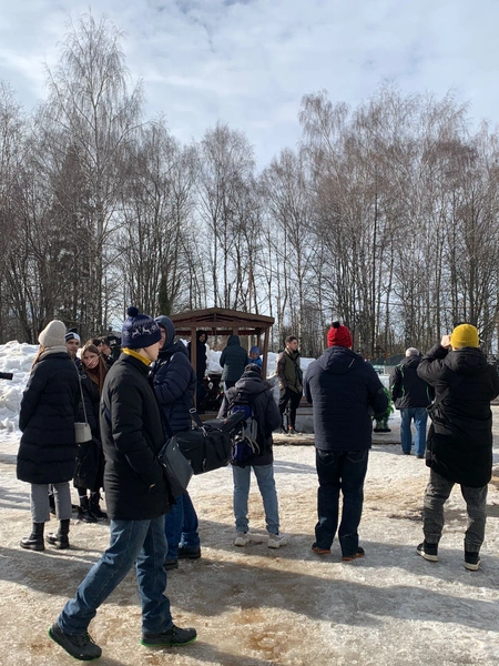 Приглашенные прибывают на место прощания