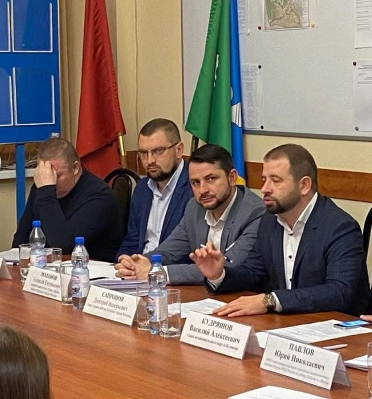 Три однокурсника Гурами Кварцхава (второй слева), Алексей Мазанов (второй справа) и Дмитрий Сапронов (справа) на встрече с жителями Кунцева | Источник: Дмитрий Валерьевич Сапронов / Facebook (деятельность запрещена в РФ)