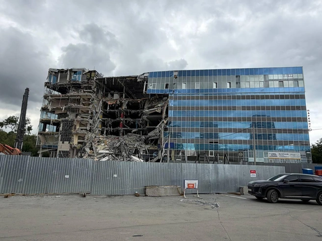Здание паркинга уже наполовину разобрано | Источник: Алиса Андреева / E1.RU